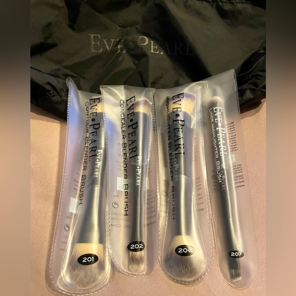 Set of 4 Eve Pearl Brushes with Black Holder Bag - Picture 2 of 7